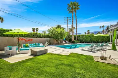 Image de Camp Palm Springs - retraite moderne du milieu du siècle récemment rénovée