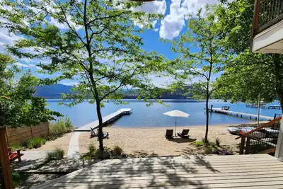 Image de Maison au bord du lac de Naramata avec plage privée et quai - The Apricot Club