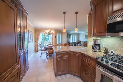 Image de Nouveau! ! ! Magnifiquement rénové Condo 2br \/ 2ba Blacklake Golf Course sur le 9ème trou