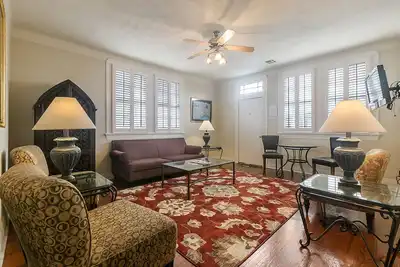Image de 14 couchages, Trois Blocs À Bourbon St. Et Attractions Du Quartier FRANÇAIS.