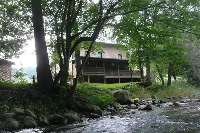 Image de Niché dans un cadre montagneux avec plusieurs sites aquatiques, pittoresques et commerciaux.