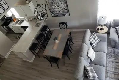 Magnifique condo récemment rénové de 3 chambres / 3 salles de bain situé à Pointe Royale.