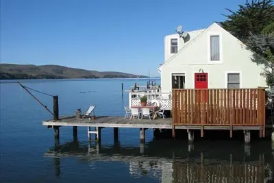Image de Amazing Point Reyes Cottage assis directement sur la baie de Tomales.