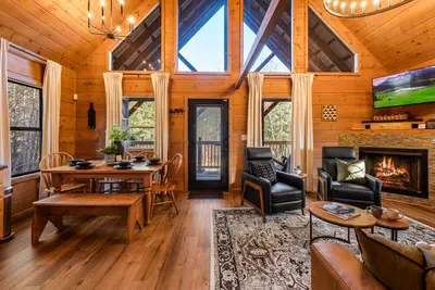 \"Eagle's Loft\" privé, calme, boisé 2bed / queen sur lits superposés dans le loft pour 8 personnes