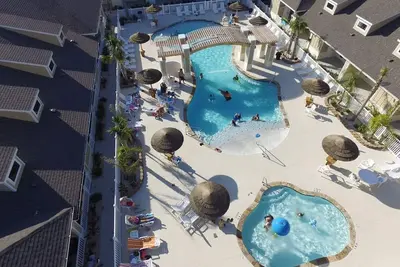 Image de Cette spacieuse chambre 1 est \"juste à droite\" près de la plage, belle piscine, pour 6 personnes