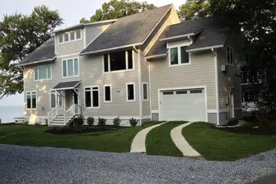 Image de maison de luxe contemporain avec des vues spectaculaires de l'eau