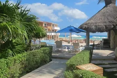 Image de Beachfront! ! Vue sur l'océan! ! Niveau Du Sol! !