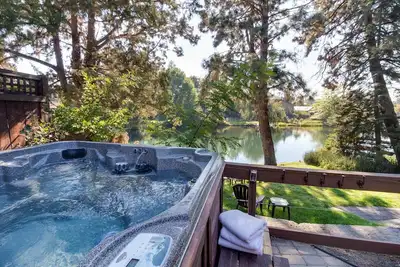 Image de Riverfront in dwntn Bend! Bain Ă remous, Westide, courbe praticable!