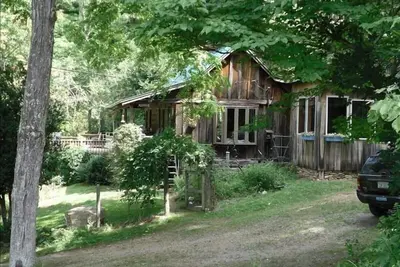 Image de Cabine isolée sur 45 acres privés avec sentiers, étang, animaux de compagnie ok.