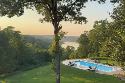 Image de Vues à couper le souffle sur le lac! ! Domaine de luxe de 12 acres avec piscine privée chauffée
