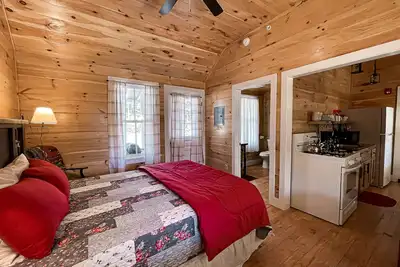 Image de Suite Junior-Salle de bain et douche-Traditionelle-Vue sur le bois-Osgood