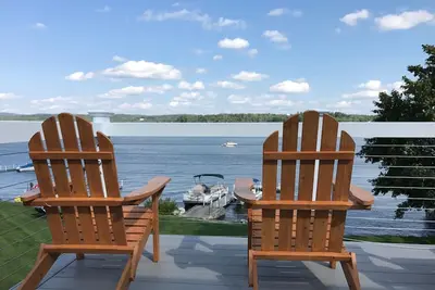 Image de Ridge House - Waterfront Home With Private Dock Sur Le Lac Pontoosuc