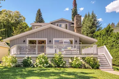 Image de Incroyable Walloon Lake Cottage - Lumineux, moderne, plage de sable et climatisation!