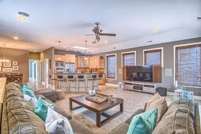 Image de Énorme, moderne, maison à 2 étages, valeur par année! Ponts / cour privée / ping-pong et plus!