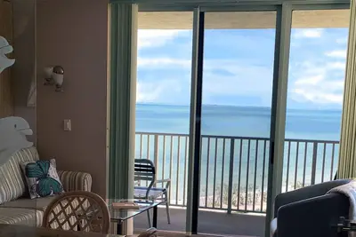 Image de Estero Beach et Tennis 11e étage Beachfront Condo Wow Gulf / Plage / Vues sur le coucher de soleil!