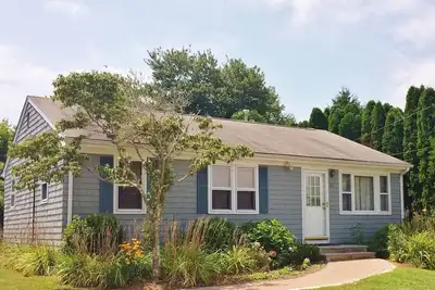 Image de Chalet confortable et propre à Narragansett, près de la plage!