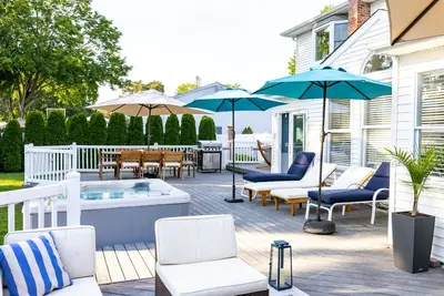 Image de Belle maison de style colonial avec piscine / bain à remous / ping-pong dans le village de Bellport