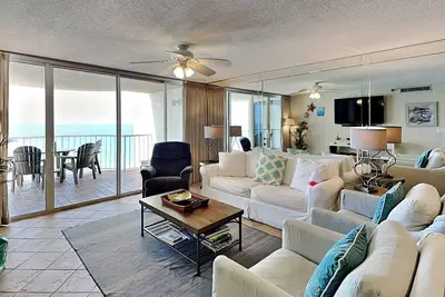 Image de Condo en bord de mer avec des mises Ă niveau tout au long! Service de plage gratuit en saison. Piscine et bain Ă remous en bord de mer
