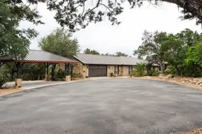 Image de Maison de qualité 4b avec piscine privée dans un beau pays de colline