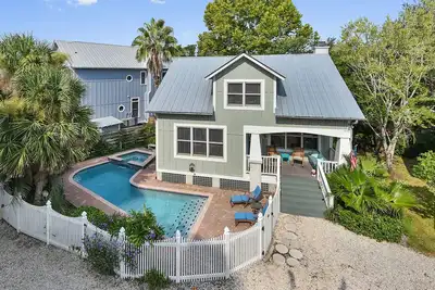 Image de St Simons Coolest Beach Bungalow avec piscine privée \/ bain à remous!