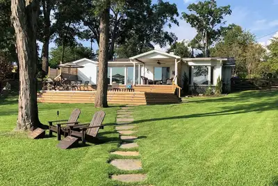 Image de Rénovation du pont en cours! Réservez pour la saison de course. Au milieu de tout!