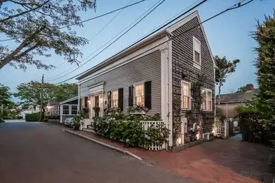 Image de Capitaines reconstruits à la maison A quelques pâtés de maisons du centre-ville