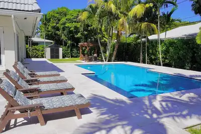 Image de Luxury coastal style home, heated private pool, minutes from the central beach