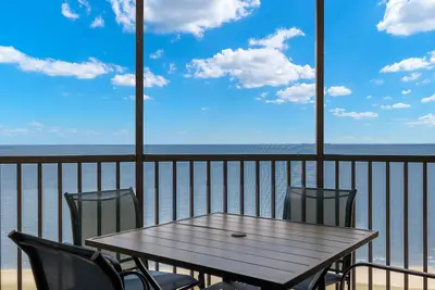 Image de Riviera Club 9e étage Direct Beach Front avec des couchers de soleil incroyables depuis le balcon.