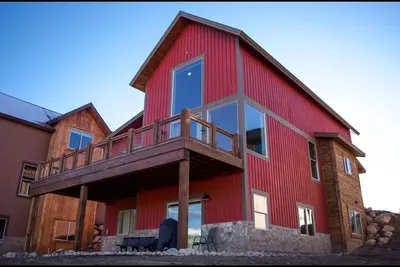 Image de Superbe maison de 5 chambres \/ 5 salles de bain 3400 pieds carrés avec une vue imprenable sur la montagne