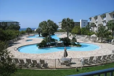 Image de Les plages immaculées blanches vous attendent! Complexe Oceanside!