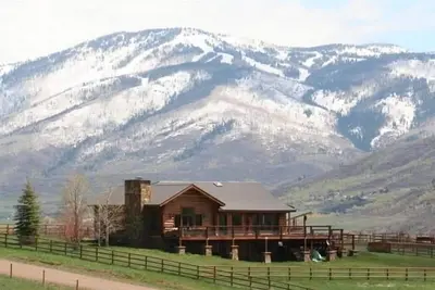 Image de Charmante Steamboat Log Home - 10 minutes de voiture des pistes, Animaux acceptés!