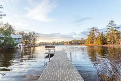 Image de Magnifique bord de l'eau, maison quatre saisons sur le charmant lac Crescent!