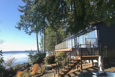 Image de Maison Olympia rénovée en bord de plage avec bain à remous et vue sur la montagne