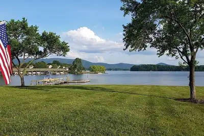 Image de Penthouse au bord du lac (*** Service de linge inclus ***)