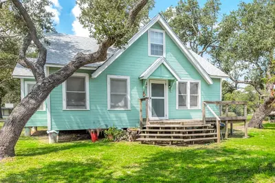 Image de Maison de ferme mise Ă jour sur 1\/2 acre 1 bloc de Aransas Bay