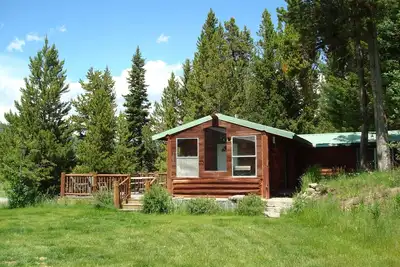 Image de Kozy Cabin Ă 12 km de Yellowstone! Parfait pour les escapades romantiques et les familles!