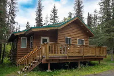 Image de cabane isolée dans les bois
