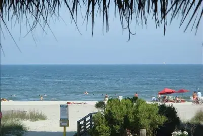 Image de Condo Folly Beach avec belle vue sur l'océan! Marchez jusqu'au centre-ville!
