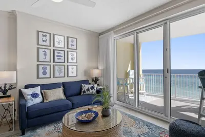 Image de Nouveau Condo Moderne Contemporain Gulf-Front! Chaises De Plage Inclus!