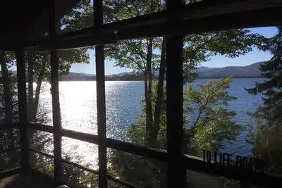 Image de Lake George propriété privée au bord de l'eau avec de belles vues du coucher du soleil.