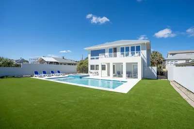 Image de Oceanfront Home avec les meilleures vues sur la plage.