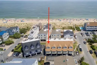 Image de 78 étapes de la plage et trois places de stationnement! !