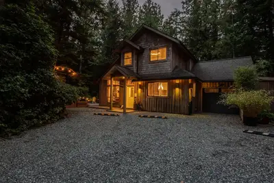 Image de Juste en face de Cox Bay avec bain à remous!