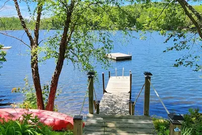 Image de Lake House sur l'eau w \/ 2 kayaks, canoë, immense terrasse, radeau de natation, quai, foyer
