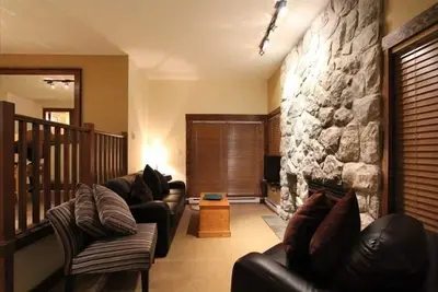 Image de Luxe abordable! Invitant Ski in / Out Maison de ville de deux chambres