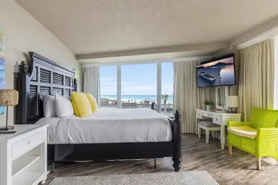 Image de Condo récemment rénové avec vue directe sur le golfe - à quelques pas de la plage!