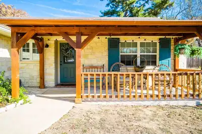 Image de Marchez jusqu'à Main. Hill Country Stone Haus avec pavillon extérieur unique