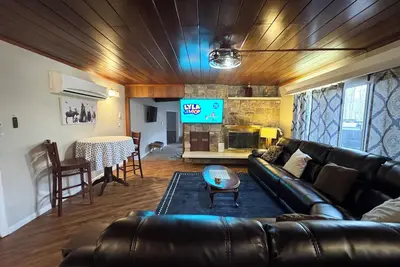 Image de Maison spacieuse! Hot Tb, Pool Tble. Foosbll, Lrg Smrt téléviseurs, accès au lac, wif, cbl