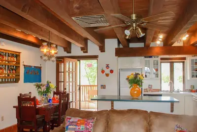 Image de La Posada de Taos 2 Br, 2 pâtés de maisons de la Plaza, charme authentique et vue sur la terrasse