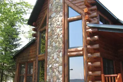 Image de Belle maison en bois rond au bord du lac Wisconsin